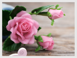 Kunstblumen-Gesteck mit Rosen