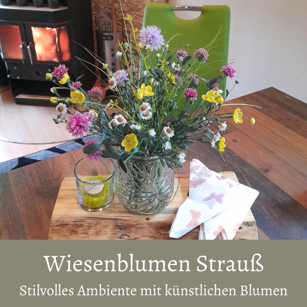 Bunder Wiesenblumenstrauß mit künstlichen Butterblumen Klee und Kamille Blüten in Glasvase auf Holztisch