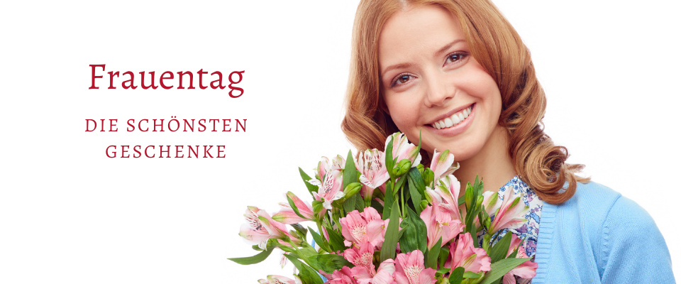 Frau hat zum Frauentag Kunstblumenstrauß mit rosa Lilien...