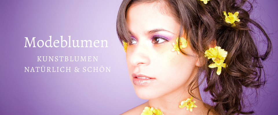 Frauengesicht mit gelben küntlichen Modeblumen im Haar...