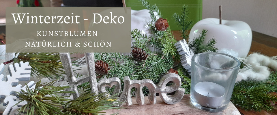 Weihnachts Deko auf Esstisch dekoriert mit künstlichen...