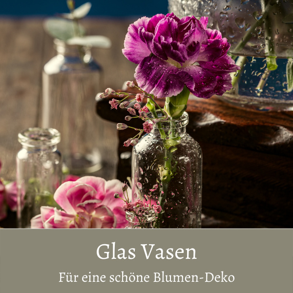 Glasvasen in verschiedenen größen mit Kunstblumen zur Hochzeit auf Vintage Tisch dekoriert und bei dekotreff deko gekaufet