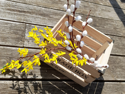 künstliche Forsythie und Weidenkätzchen Zweige in einer Frühlings Holzbox von dekotreff für eine schöne Außendeko