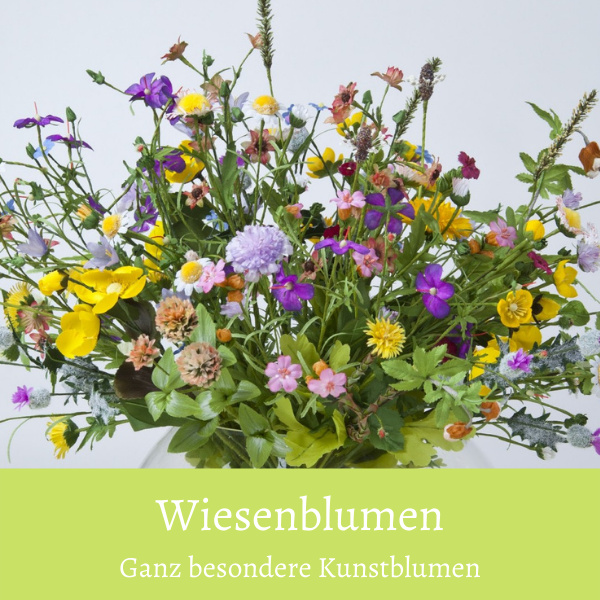 Wiesenblumenstrauß mit zarten künstlichen Butterblumen Kleeblumen und Glockenblumen in Glasvase