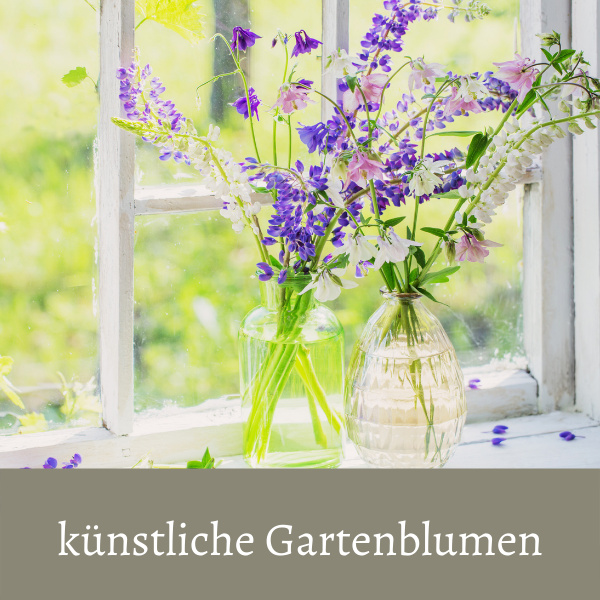künstliche Gartenblumen Wicken violett und Cosmea Blüten weiß in Glasvase auf Tisch