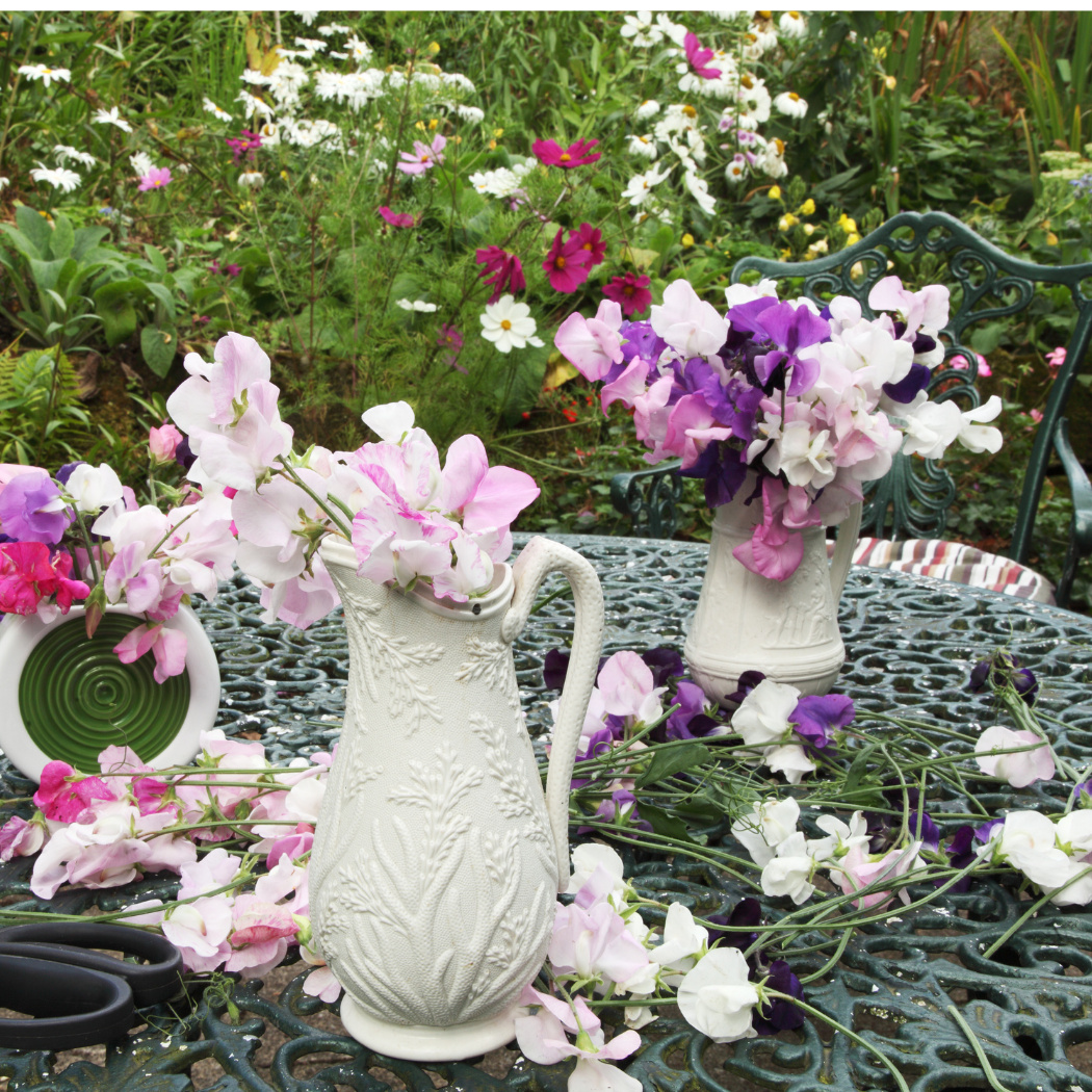Sommer Kunstblumen einzelne künstliche Wicken aus Dekotreff Onlineshop auf Gartentisch dekoriert