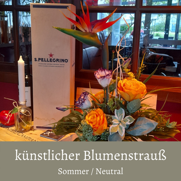 Restaurant im Sommer mit künstlichen Strelitzen Blumenstrauß auf dem Tisch