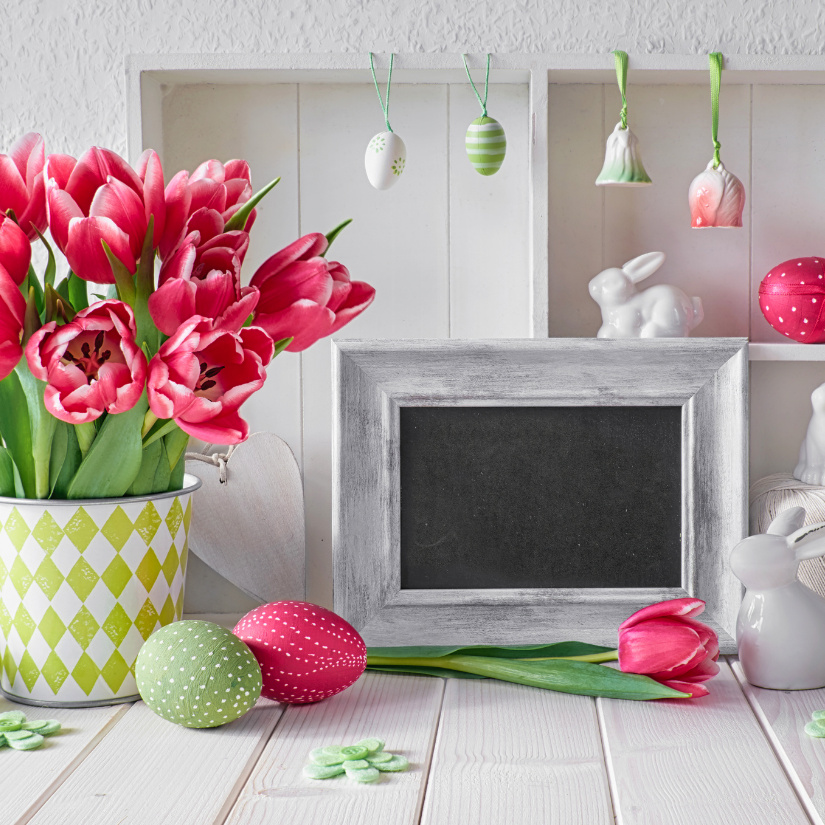 Frühlings Deko mit künstlichen Tulpen rosa Ostereiern grün rosa und Keramik Figur Osterhase