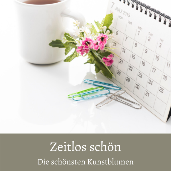 Kunstblumen rosa weiß Zeitloser Strauß neben Terminkalender und Kaffeetasse auf Schreibtisch