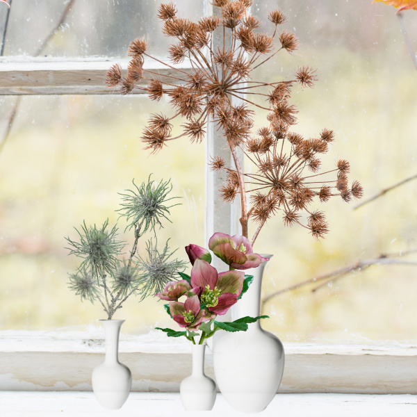 einzelne Kunstblumen als Weihnachtsdeko in einer Vase