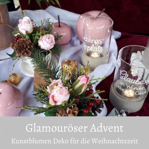 Weihnachtsdekoration mit künstlichen Rosen rosa und rosa Baumkugeln auf Tablett