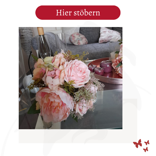 Kunstblumen Rosen rosa auf Tisch mit Glas Sekt von dekotreff