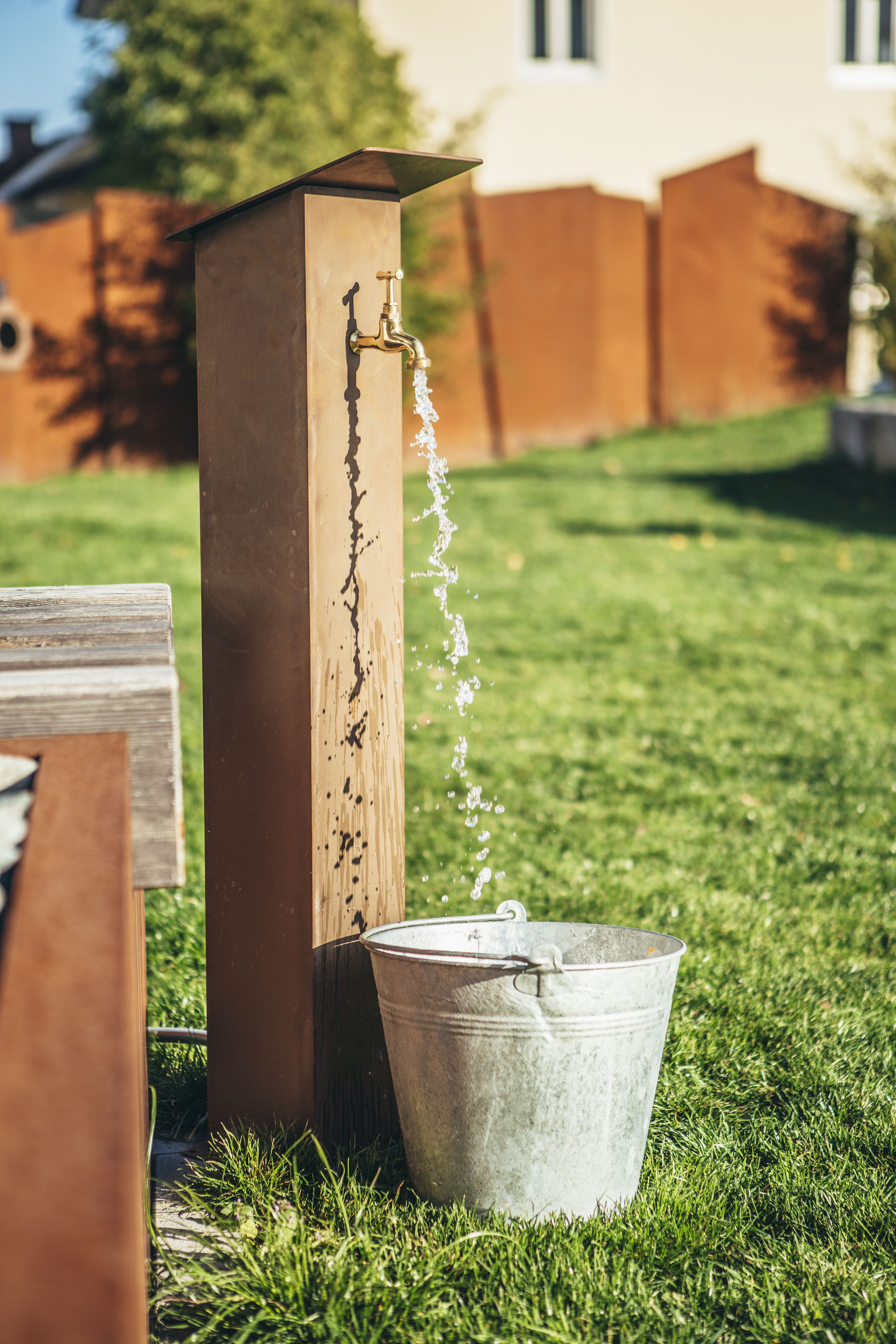 Edelrost Wasserzapfsäule, eine charmante Rostsäule mit integriertem Wasserhahn für unkomplizierte Gartenbewässerung - praktische u dekorative Wasserversorgung