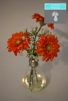 Gerbera Vase mit Kunstwasser - imitiertes Wasser H 23cm orange